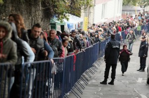 Aglomeraţie la moaşte. Foto Mediafax