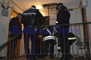 pompieri-politie-blocat-usa-apartament-botosani