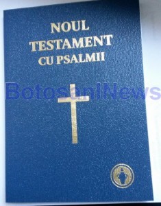 Noul-testament-cu-Psalmii-distribuit-in-Botosani1-235x300